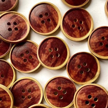 20mm Streaky rust Red wood buttons (J8) - high-quality wooden buttons with streaky rust red centers, perfect for sewing projects.