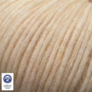 Snefnug yarn detail in soft beige, featuring a blend of baby alpaca, merino wool, and organic cotton.