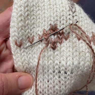 Demonstration of Duplicate Stitch on a knitted fabric during a workshop with Justine Lee.