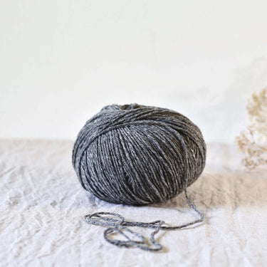 De Rerum Natura | Gilliatt | Merino Yarn, Colour: Granit, Gilliatt a gorgeous merino wool yarn. An Arran to Worsted weight yarn, top pick for jumper yarn. One of the besting selling merino yarns, from De Rerum Natura, Knit With Me