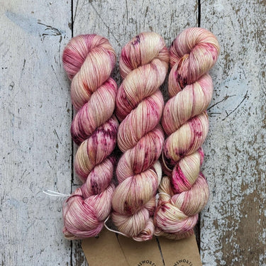 Ainsworth & Prin Merino Floof Singles | Soft Mohair Blend Yarn, Color: Rosey Tiger, Merino Floof Singles by Ainsworth & Prin – a soft, airy yarn of 56% Superwash Merino and 44% Kid Mohair. 100g skein with 400m. Perfect for garments., Knit With Me