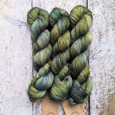 Ainsworth & Prin Merino Floof Singles | Soft Mohair Blend Yarn, Color: There be Dragons, Merino Floof Singles by Ainsworth & Prin – a soft, airy yarn of 56% Superwash Merino and 44% Kid Mohair. 100g skein with 400m. Perfect for garments., Knit With Me