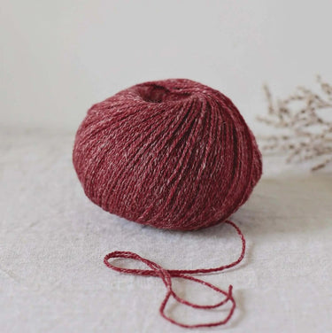 Alice | De Rerum Natura yarn, a blend of organic Mérinos d'Arles and linen, showcasing fine texture and softness, with button detail.