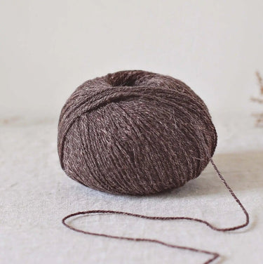 Alice | De Rerum Natura yarn featuring 75% Mérinos d'Arles and 25% linen blend with natural elasticity, button texture, and soft touch.