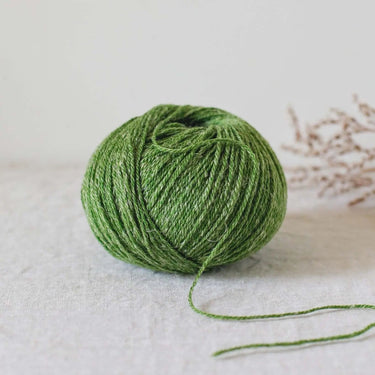 Alice | De Rerum Natura organic yarn blend with merino and linen in green, showcasing luminous texture and soft touch.