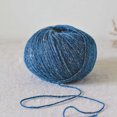 Alice | De Rerum Natura yarn ball showing organic Mérinos d'Arles and linen blend with great elasticity and softness.