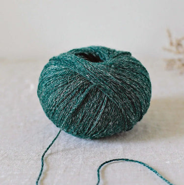 Alice | De Rerum Natura yarn ball made with 75% organic Mérinos d'Arles and 25% linen, showcasing its texture and color.