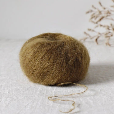 Bérénice lace weight yarn in natural color with Angora and Merino fibers, featuring a shiny silk core for a voluminous texture.