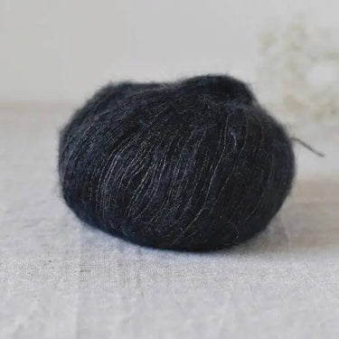 De Rerum Natura| Bérénice | Goat Fibres | Soft Yarn, Color: Fusain, Bérénice is a unique blend of animal welfare Angora goat and the soft, plump Merino wool from organic Merinos d'Arles. Fingering yarn, dyed from ecological dye, Knit With Me