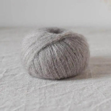 De Rerum Natura| Bérénice | Goat Fibres | Soft Yarn, Color: Poivre et Sel, Bérénice is a unique blend of animal welfare Angora goat and the soft, plump Merino wool from organic Merinos d'Arles. Fingering yarn, dyed from ecological dye, Knit With Me