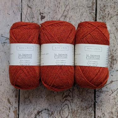 Le Cashmere & Lambswool | Biches & Buches, colour: Dark Orange Grey, Made from Cashmere and Lambswool. This fingering yarn is soft and light from the cashmere yarn and the tweed from the lambswool yarn., Knit With Me