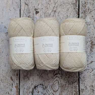 Le Cashmere & Lambswool | Biches & Buches, colour: Off White, Made from Cashmere and Lambswool. This fingering yarn is soft and light from the cashmere yarn and the tweed from the lambswool yarn., Knit With Me
