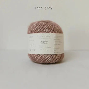 Le Coton & Alpaca yarn in rose grey by Biches & Buches, featuring a blend of GOTS cotton and Super Fine Alpaca for soft knitting projects.