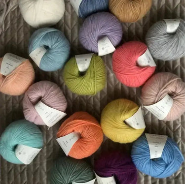 Camarose | Snefnug – Light, Soft Alpaca & Cotton Yarn, Color: 7111 HVID NATUR, Express your colour style with Snefnug’s baby alpaca, cotton, and merino blend. Light, soft yarn for handknit sweaters, vests, and accessories., Knit With Me
