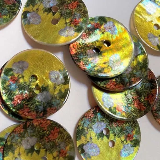 23mm Glossy Shell Buttons with Flowers – Knit With Me