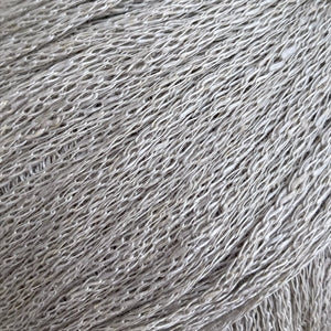 Close-up of Løvetand by CaMaRose, a chainette yarn made of 100% organic linen fibers, ideal for summer knitwear and crochet projects.