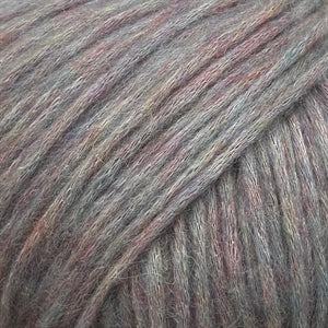 Snefnug yarn close-up showing soft, airy texture in grey and pink hues, made from baby alpaca, merino wool, and organic cotton.