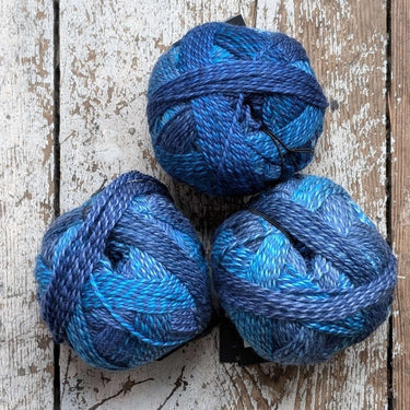 Schoppel | Edition 3 | Sport Weight Yarn, colour: Bluish 2362, Extra-fine merino wool from Schoppel with stunning gradient colourway, from superwash wool. This machine washable merino yarn is an alternative for spincycle, Knit With Me
