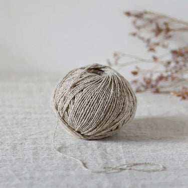 De Rerum Natura | Candide Yarn | Light Wool-Cotton Blend, Colour: Nougat, De Rerum Natura Candide is a soft wool-cotton blend yarn, perfect for spring knits. Naturally dyed, eco-friendly, and ideal for textured stitches. Shop now!, Knit With Me