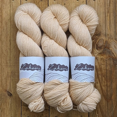 Zakami | Corriedale | Small Batch Yarn, Colour: Each Peach, Corriedale strikes the perfect balance of hard-wearing and supple. This yarn is perfect for socks and other projects such as hats and jumpers and offers great stitch definition. It works as a won
