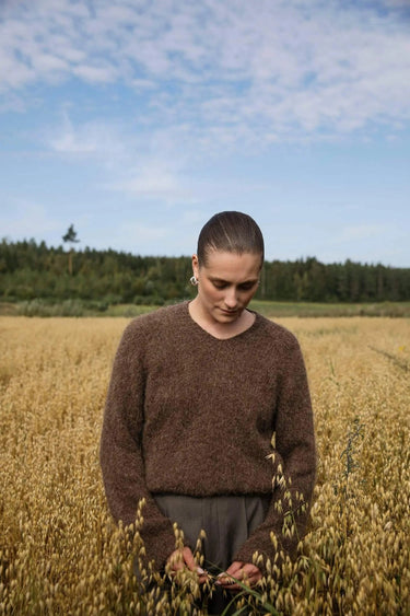 Cultivate: Knitting the Beauty of Nature, , In Cultivate, Dee Hardwicke and Jonna Helin come together to celebrate the beauty of everyday simplicity through the art of knitting. Featuring 20 timeless patterns, this collection blends Dee’s botanical scarve