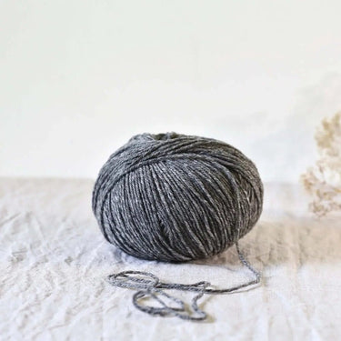 De Rerum Natura | Gilliatt | Merino Yarn, Colour: Granit, Gilliatt a gorgeous merino wool yarn. An Arran to Worsted weight yarn, top pick for jumper yarn. One of the besting selling merino yarns, from De Rerum Natura, Knit With Me