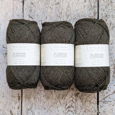 Le Cashmere & Lambswool | Biches & Buches, colour: Dark Green, Made from Cashmere and Lambswool. This fingering yarn is soft and light from the cashmere yarn and the tweed from the lambswool yarn., Knit With Me