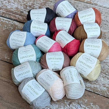 Colorful skeins of Løvetand by CaMaRose chainette yarn made from 100% organic linen, suitable for summer knitwear and crochet projects.
