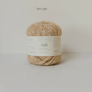 Ball of beige Le Coton & Alpaca yarn from Biches & Buches, made of 66% organic cotton and 34% superfine alpaca, soft and perfect for knitting.